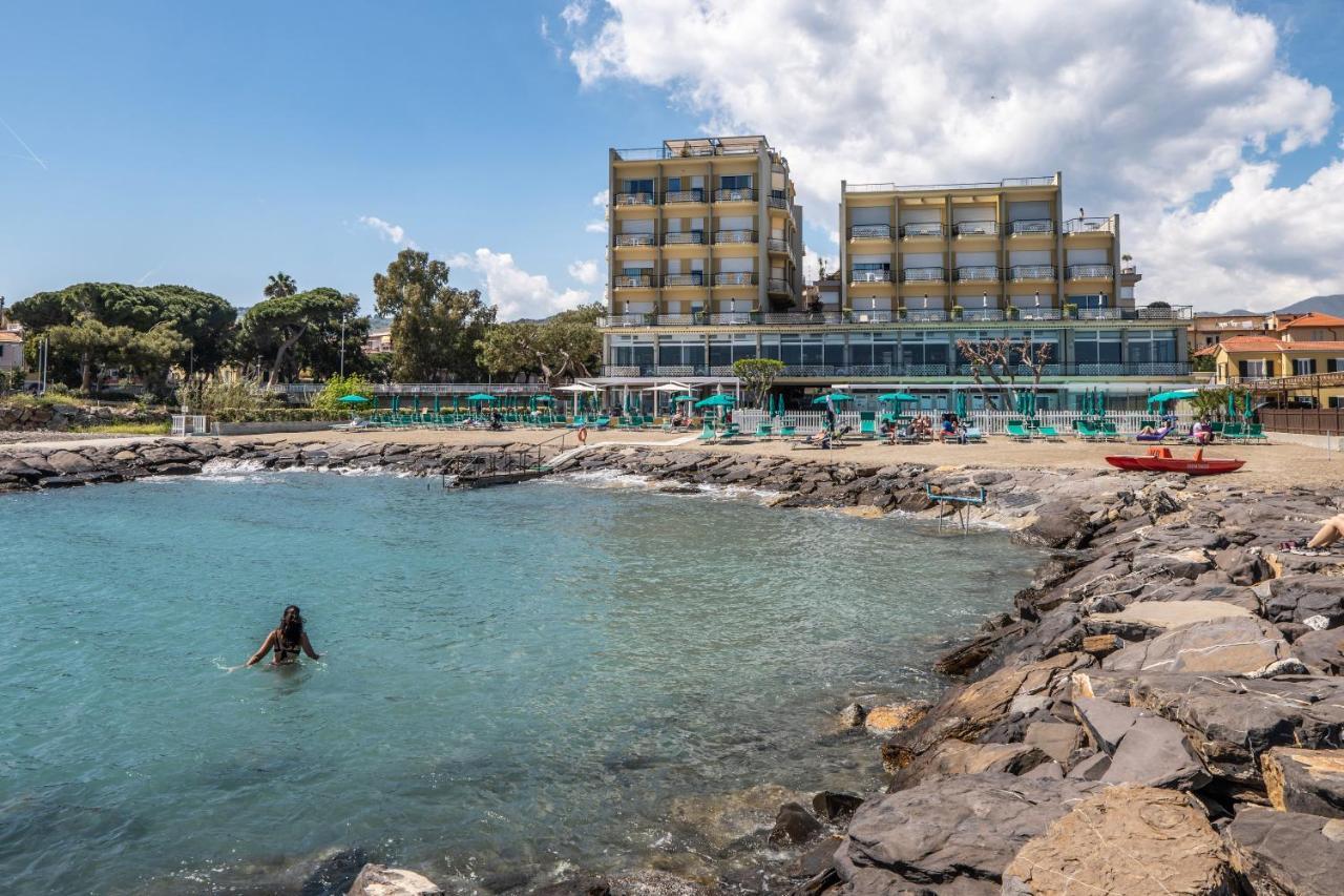 Hotel Bellevue Et Mediterranee Diano Marina Bagian luar foto