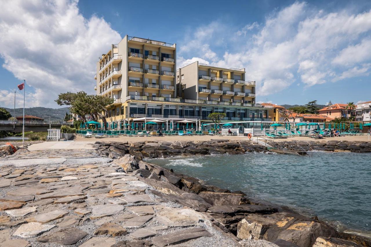 Hotel Bellevue Et Mediterranee Diano Marina Bagian luar foto