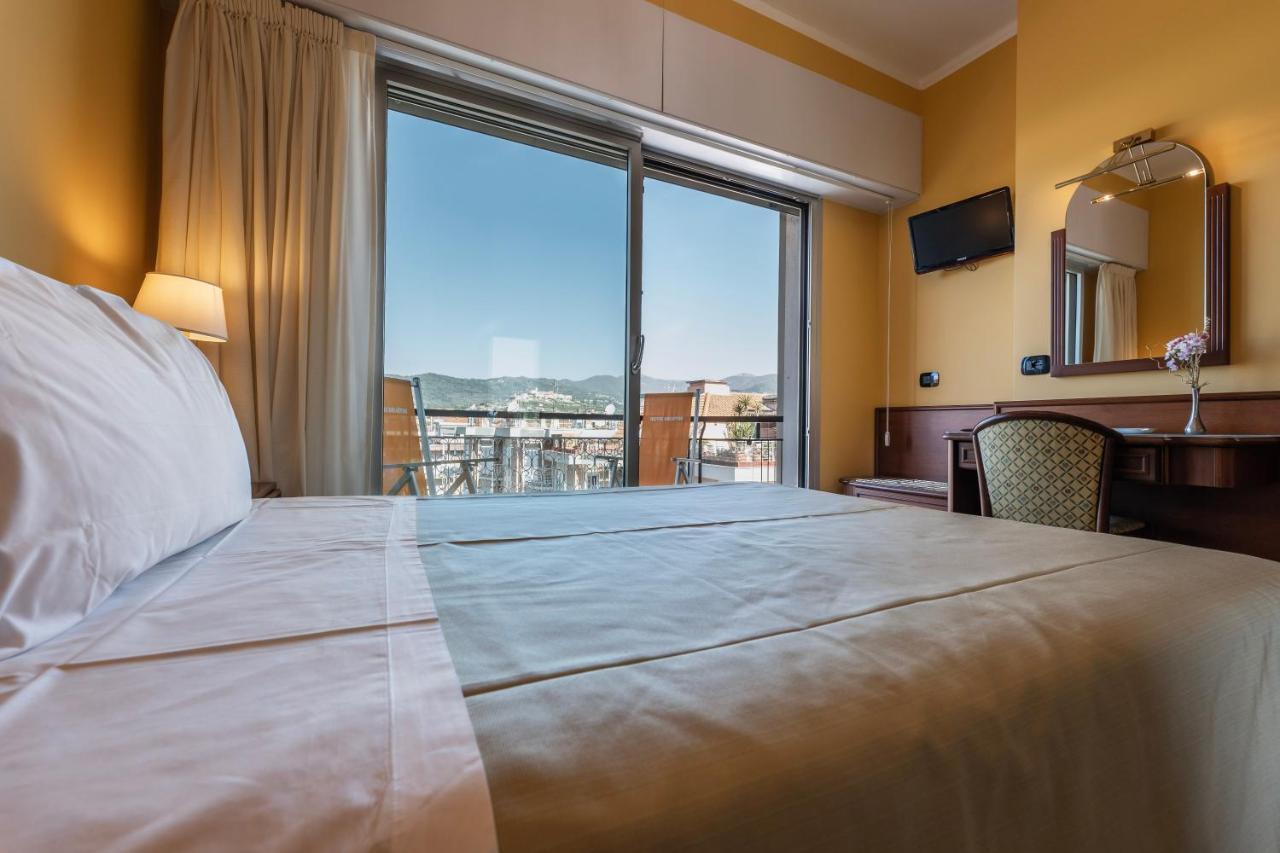 Hotel Bellevue Et Mediterranee Diano Marina Bagian luar foto
