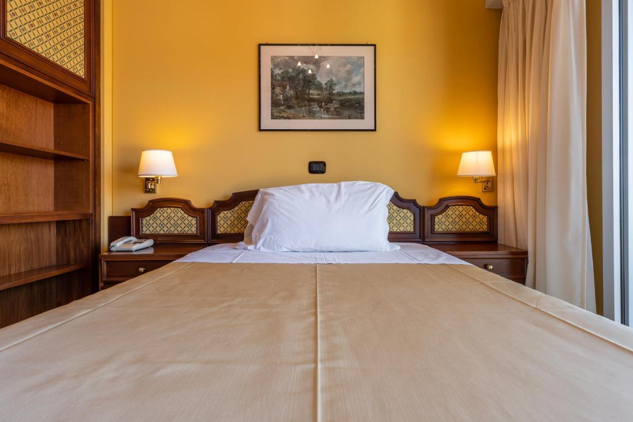 Hotel Bellevue Et Mediterranee Diano Marina Bagian luar foto