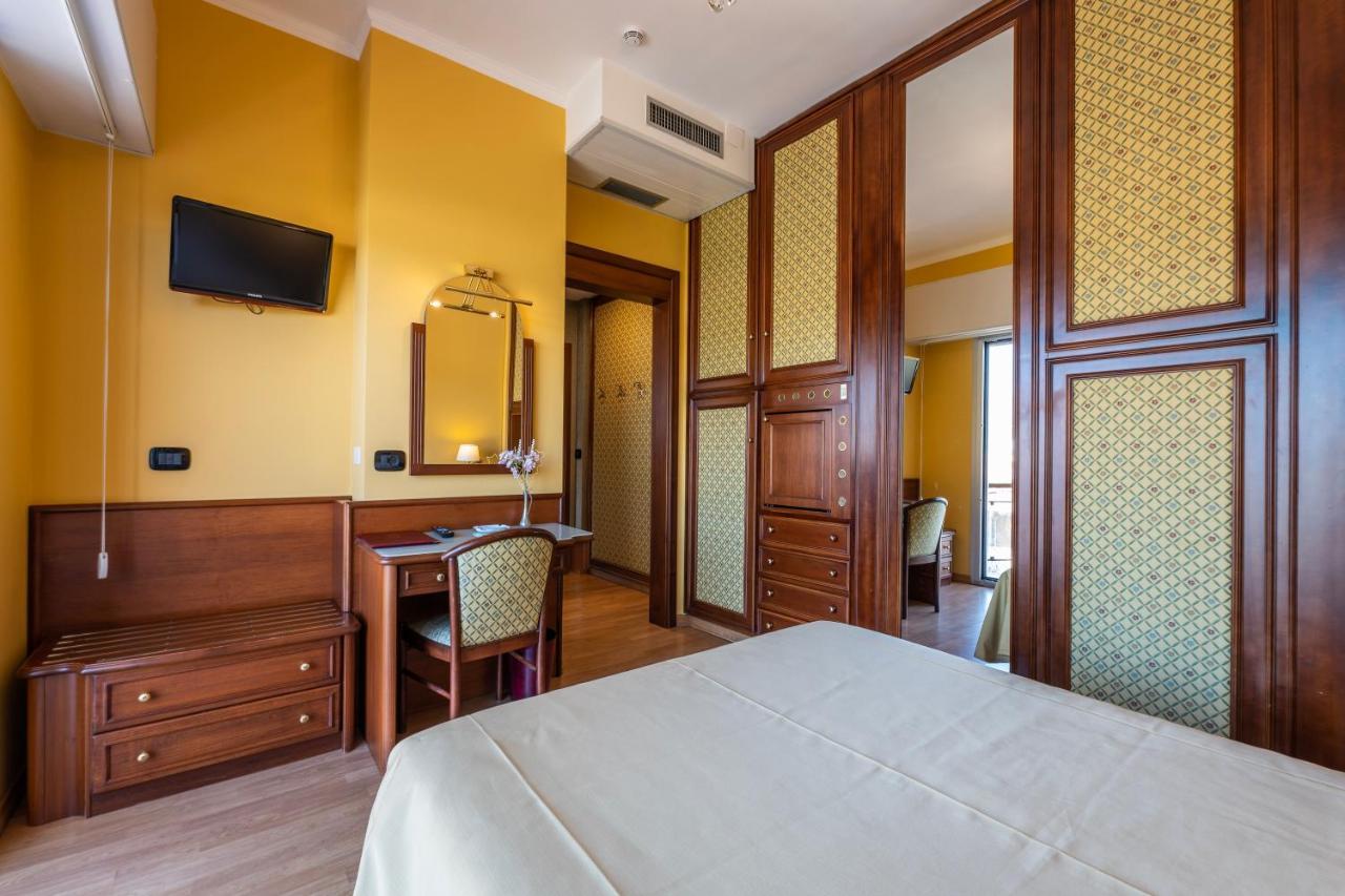 Hotel Bellevue Et Mediterranee Diano Marina Bagian luar foto