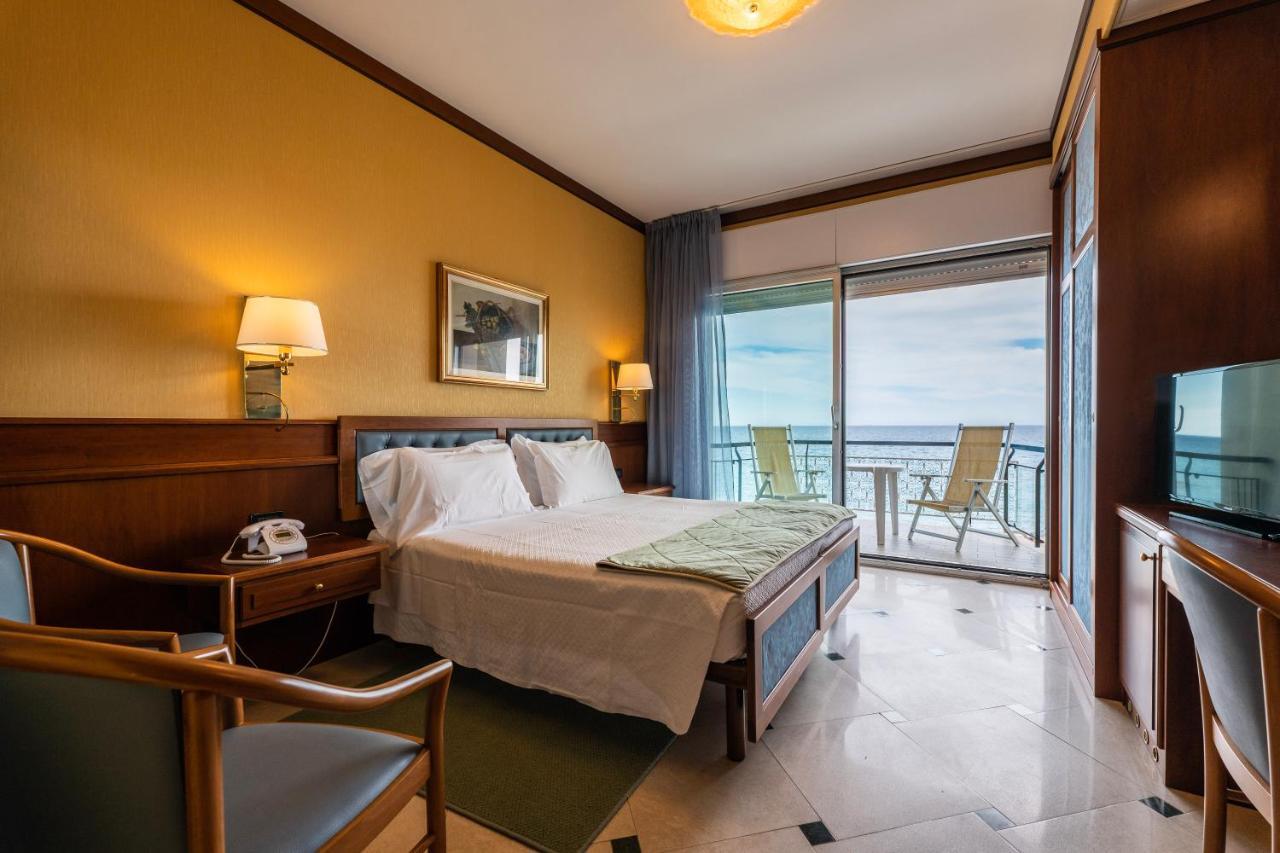 Hotel Bellevue Et Mediterranee Diano Marina Bagian luar foto