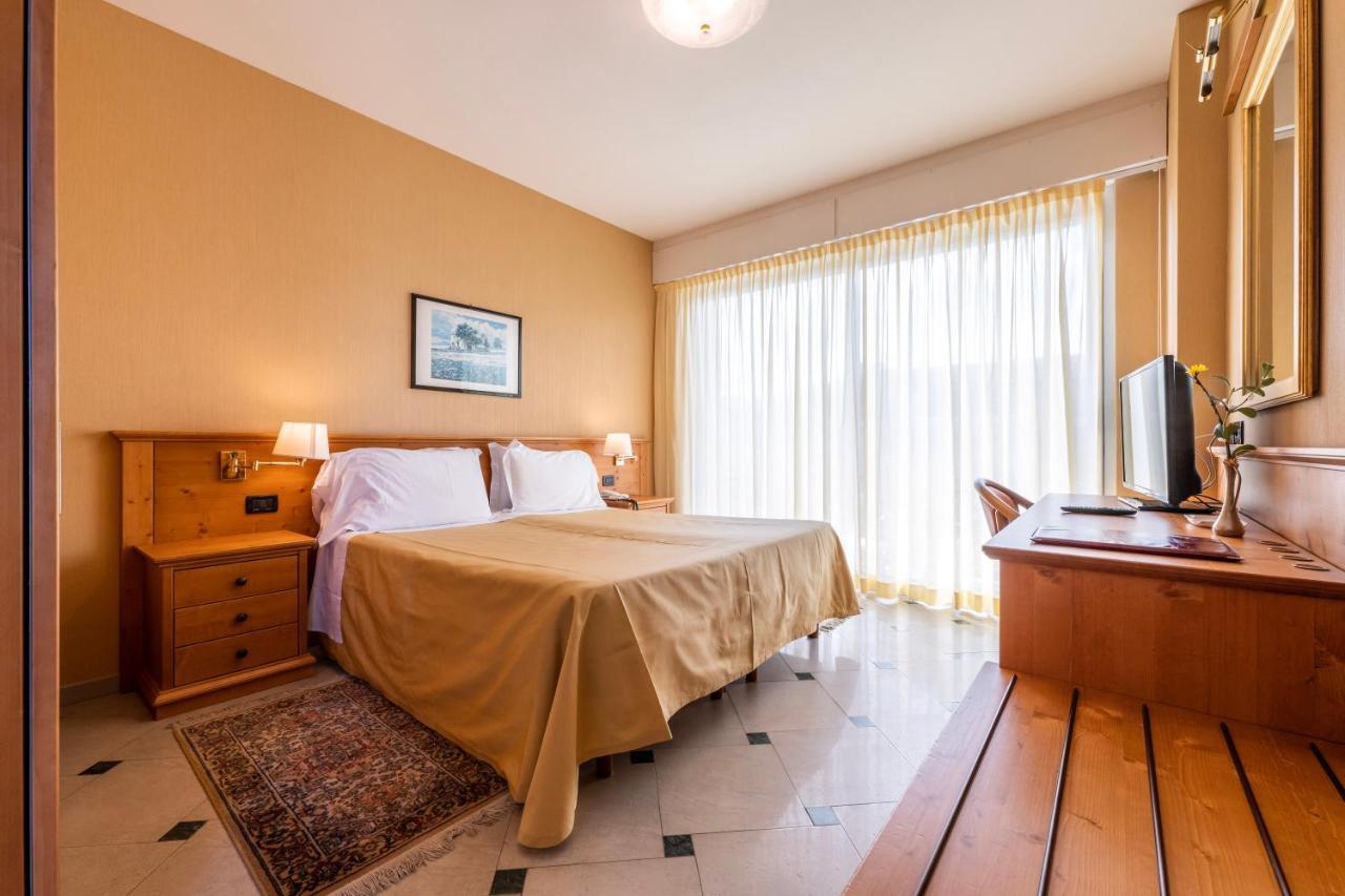 Hotel Bellevue Et Mediterranee Diano Marina Bagian luar foto