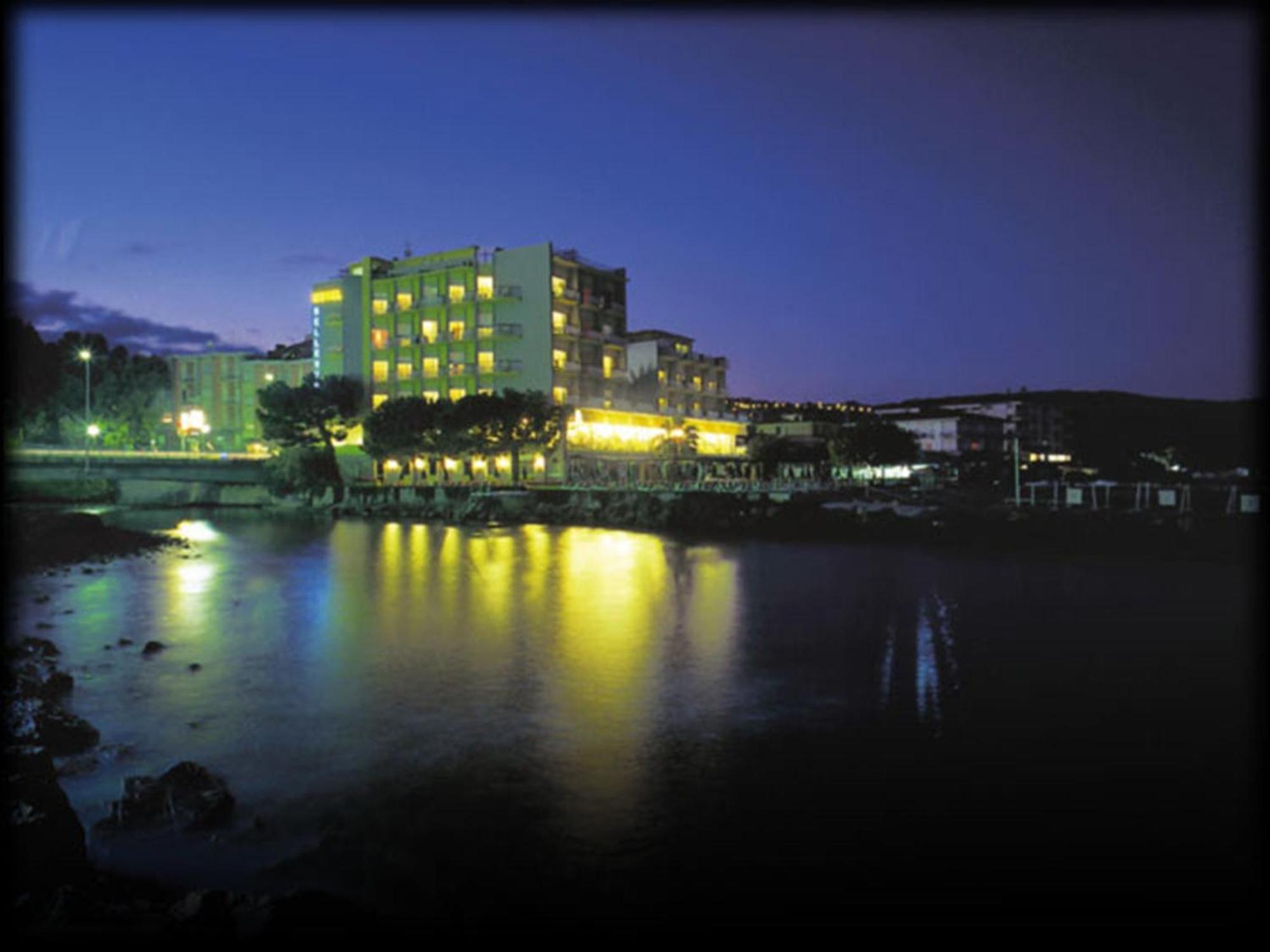 Hotel Bellevue Et Mediterranee Diano Marina Bagian luar foto