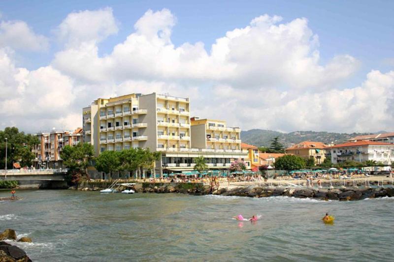 Hotel Bellevue Et Mediterranee Diano Marina Bagian luar foto