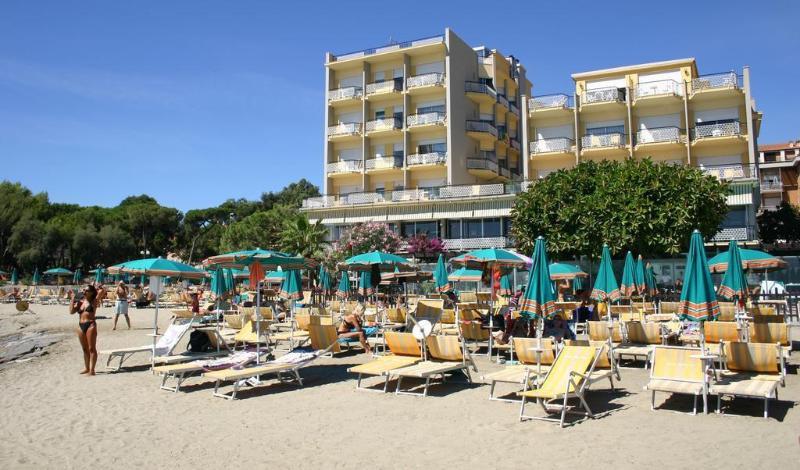 Hotel Bellevue Et Mediterranee Diano Marina Bagian luar foto