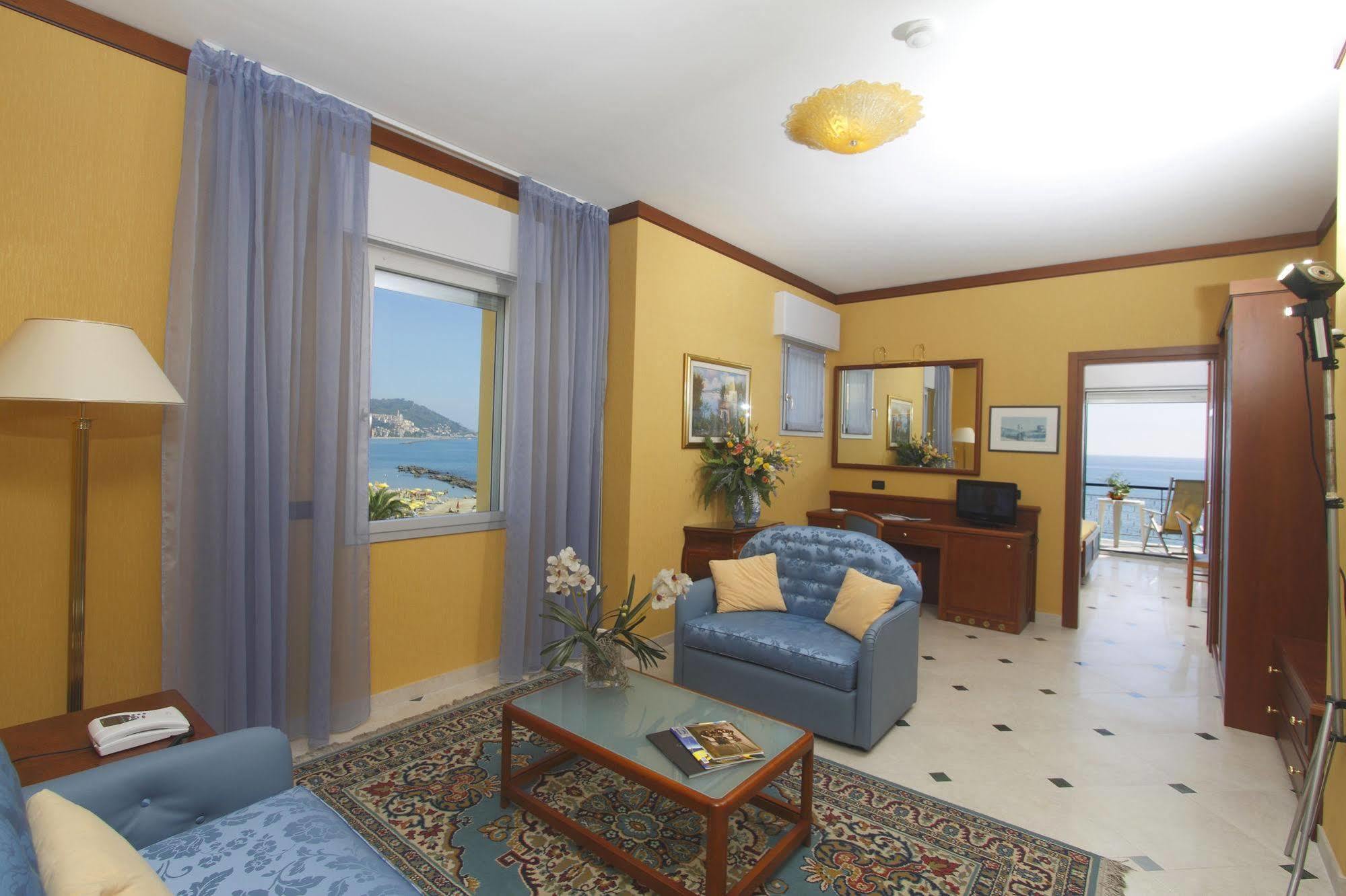 Hotel Bellevue Et Mediterranee Diano Marina Bagian luar foto