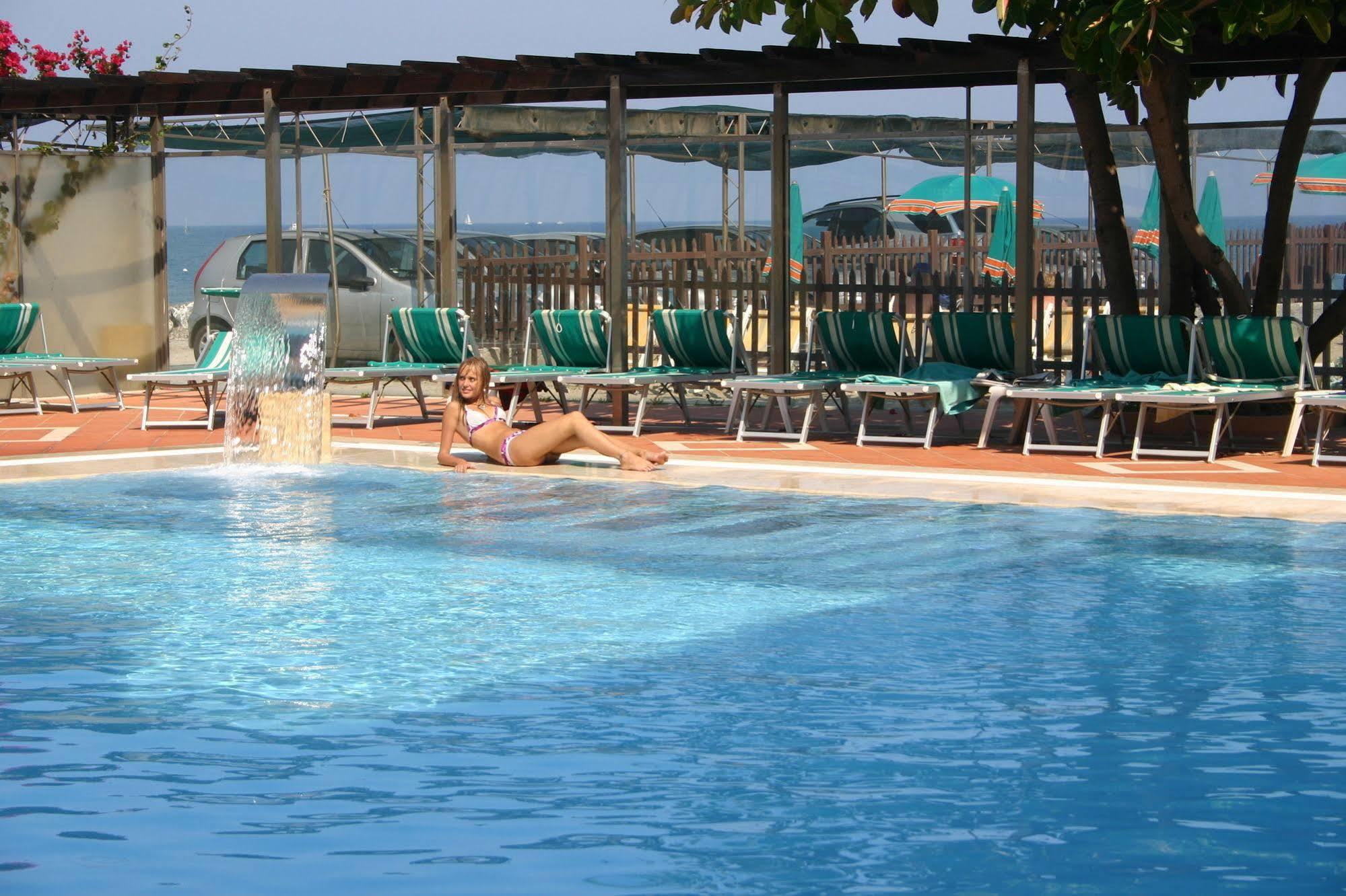 Hotel Bellevue Et Mediterranee Diano Marina Bagian luar foto