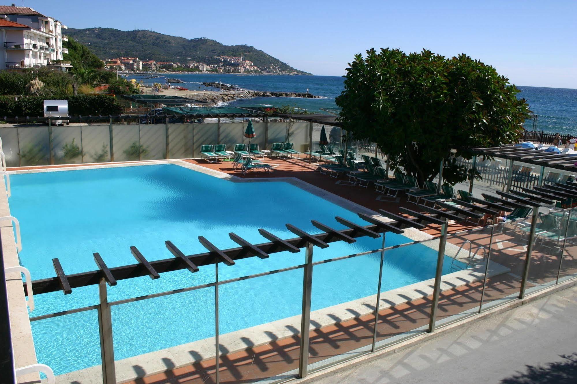 Hotel Bellevue Et Mediterranee Diano Marina Bagian luar foto