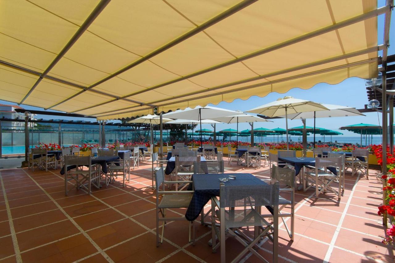 Hotel Bellevue Et Mediterranee Diano Marina Bagian luar foto
