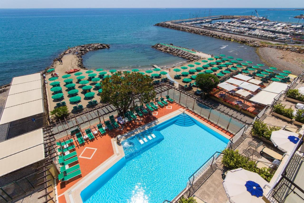 Hotel Bellevue Et Mediterranee Diano Marina Bagian luar foto